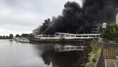 Potężny pożar na Brooklynie. Płoną auta na parkingu centrum handlowego