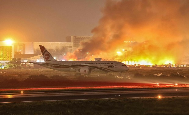 Potężny pożar na lotnisku. Wstrzymano wiele lotów