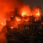 Potężny pożar slumsów. Płomienie sięgały nieba, tysiące ludzi uciekały