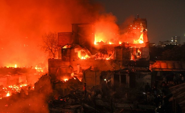 Potężny pożar slumsów. Płomienie sięgały nieba, tysiące ludzi uciekały