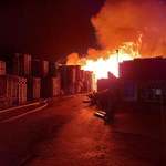 Potężny pożar w Miliczu. Ogień wybuchł w zakładzie produkującym palety