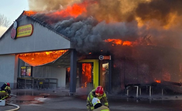 Potężny pożar w Polkowicach. Biedronka w ogniu