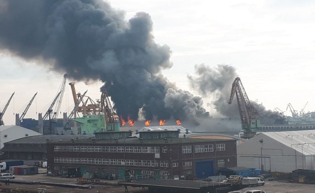Potężny pożar w porcie w Gdyni. Zawalił się dach magazynu zbożowego [FILM i ZDJĘCIA]