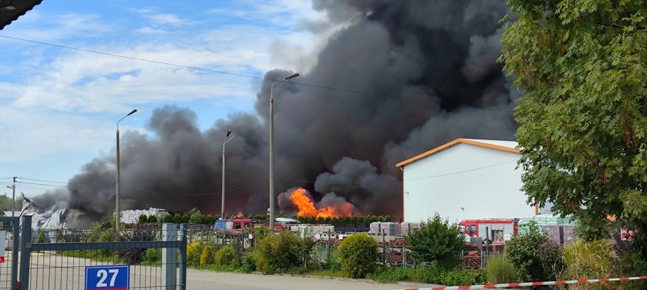 Potężny pożar w Tarnowie. Pali się hala ze zniczami, fot. Gorąca linia RMF FM /