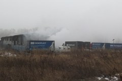 Potężny pożar w zakładzie lakierniczym w Niepołomicach. Gęsty, biały dym nad okolicą
