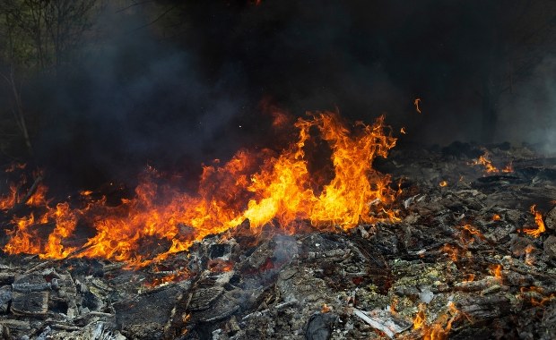 Potężny pożar wysypiska w Wielkopolsce. Strażak zasłabł w czasie akcji