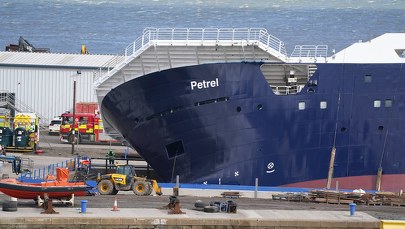 Potężny statek przewrócił się w porcie. Te zdjęcia robią wrażenie! 