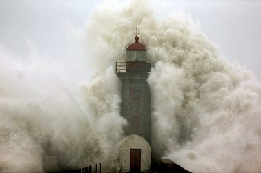 Potężny sztorm i ulewy w Portugalii. Trwa szacowanie strat