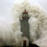 Potężny sztorm i ulewy w Portugalii. Trwa szacowanie strat