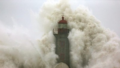 Potężny sztorm i ulewy w Portugalii. Trwa szacowanie strat