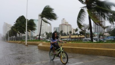 Potężny tajfun Koppu nad Filipinami. Zablokowane drogi, pozrywane mosty