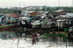 Potężny tajfun nad Filipinami. Zablokowane drogi, pozrywane mosty