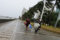 Potężny tajfun nad Filipinami. Zablokowane drogi, pozrywane mosty