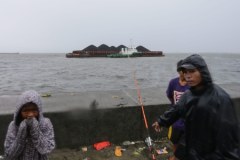 Potężny tajfun nad Filipinami. Zablokowane drogi, pozrywane mosty