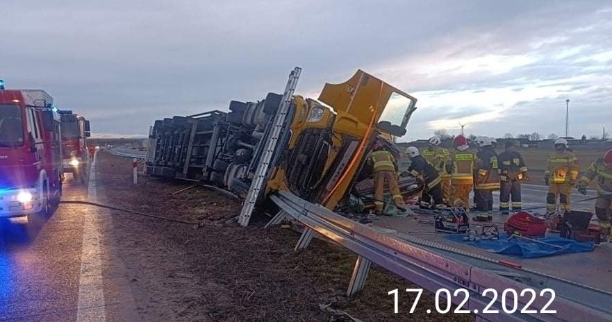 Potężny wiatr, a lokalnie trąby powietrzne, zrywały dachy i wywracały samochody /GDDKiA