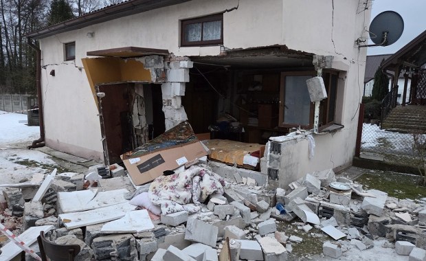 Potężny wybuch gazu w Łódzkiem. 88-latka poważnie ranna, wnuk wyniósł babcię z domu 