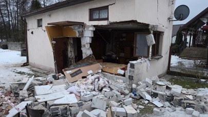 Potężny wybuch gazu w Łódzkiem. 88-latka poważnie ranna, wnuk wyniósł babcię z domu 