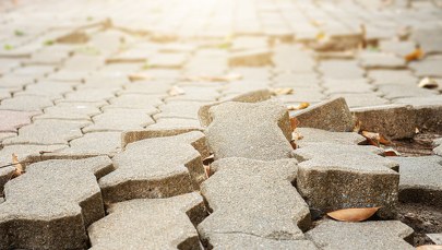Potknęła się na nierównym chodniku. Decyzją sądu dostanie 310 tys. zł odszkodowania