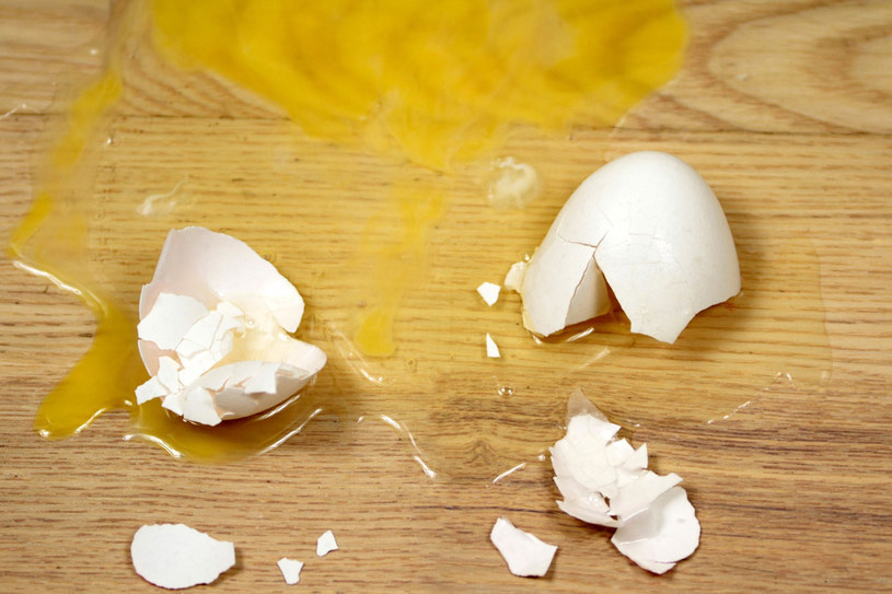 Potłukło się jajko? Posyp je solą... /123RF/PICSEL
