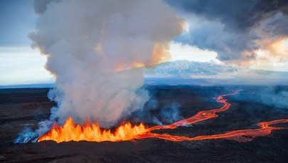 Potok lawy zbliża się do autostrady. Nowe doniesienia o wybuchu wulkanu Mauna Loa