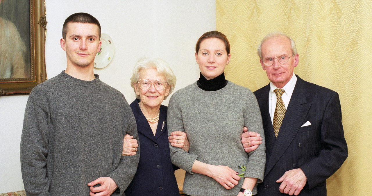 Potomkowie Mieczysława Fogga: syn Andrzej Fogg (1P), jego żona Jadwiga (2L), prawnuk Michał Fogg (1L) i prawnuczka /Agencja FORUM