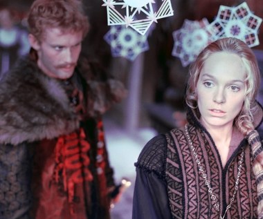 "Potop" opowiada historię miłości Andrzeja Kmicica, chorążego orszańskiego i Oleńki Billewiczówny, rzuconą na barwne tło historyczne najazdu szwedzkiego na Polskę w latach 1655-1660. 

Kmicic, początkowo opowiadający się po stronie kolaborujących z najeźdźcą Radziwiłłów, uświadamia sobie, że postępuje jak zdrajca narodu. Postanawia zrehabilitować się - porywa Bogusława Radziwiłła, co kładzie kres jego bujnej haniebnej biografii. Pod przybranym nazwiskiem, Babinicz, z poświeceniem służy ojczyźnie, wsławiając się brawurowymi akcjami podczas obrony klasztoru na Jasnej Górze. Z nieodpowiedzialnego watażki staje się bohaterem narodowym. Jego męstwo i oddanie sprawie ojczyzny zostaje nagrodzone - Kmicic poślubia ukochaną Oleńkę.