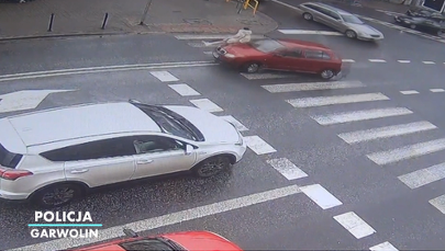 Potrącenie pieszej w centrum Garwolina. Policja publikuje nagranie