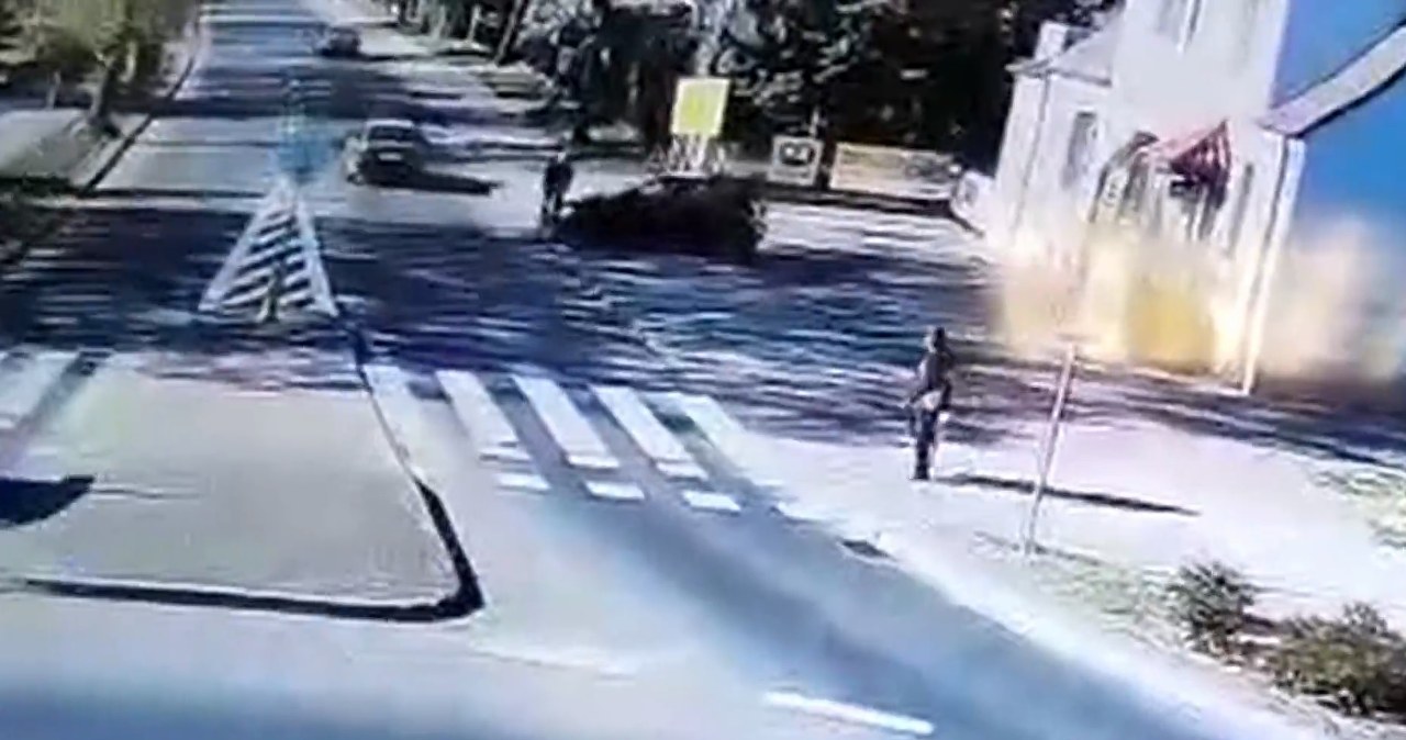 ​Potrącenie rowerzysty jadącego chodnikiem. 83-latek trafił do szpitala