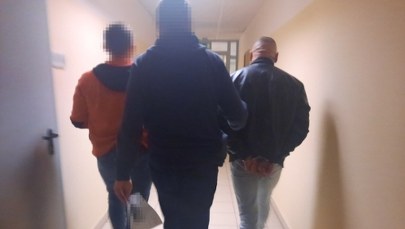 Potrącił kobietę, groził policjantowi, potem próbował go przekupić. 40-latek trafił do aresztu