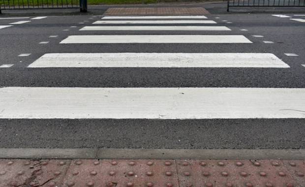 Potrącił ludzi na pasach i uciekł. Warszawska policja poszukuje kierowcy 