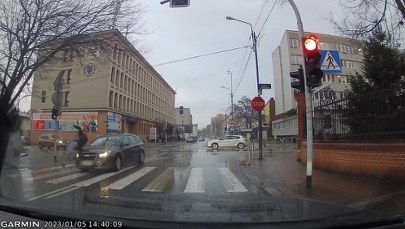 Potrącił mężczyznę na pasach. Zobacz film ku przestrodze