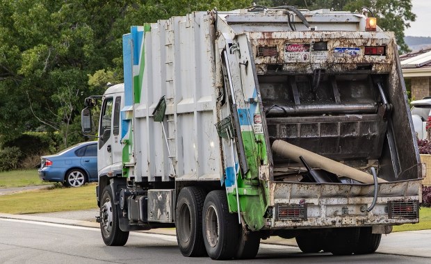 Potrącił niepełnosprawną. Kierowca śmieciarki usłyszał wyrok