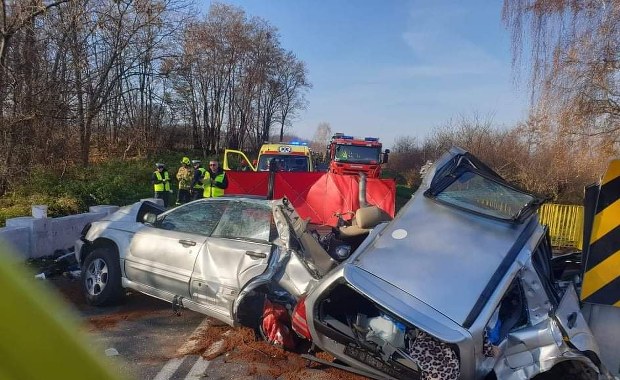 Potrącił pieszą, uderzył w betonowy przepust. 3 osoby nie żyją