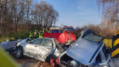 Potrącił pieszą, uderzył w betonowy przepust. 3 osoby nie żyją