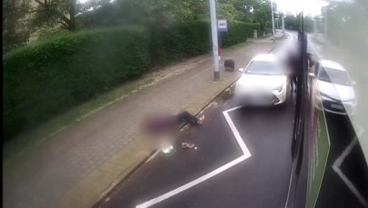 Potrąciła mężczyznę wysiadającego z tramwaju. Dramatyczne nagranie z Gdańska