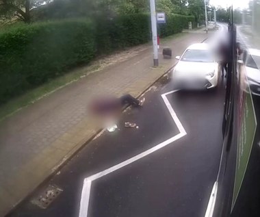 Potrąciła mężczyznę wysiadającego z tramwaju. Policja opublikowała film