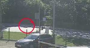 Potrącona 17-latka leżała na przejściu dla pieszych. Szokujące zachowanie kierowców (Wideo)