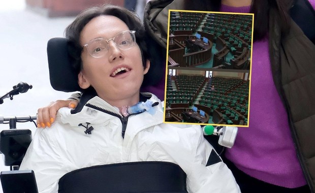 "Potraktowany jak śmieć". Niepełnosprawny influencer pokazał zdjęcie z Sejmu
