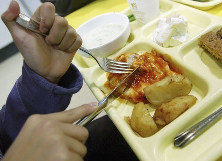 Potrawy, które mają najwięcej kalorii jemy nożem i widelcem /Getty Images/Flash Press Media