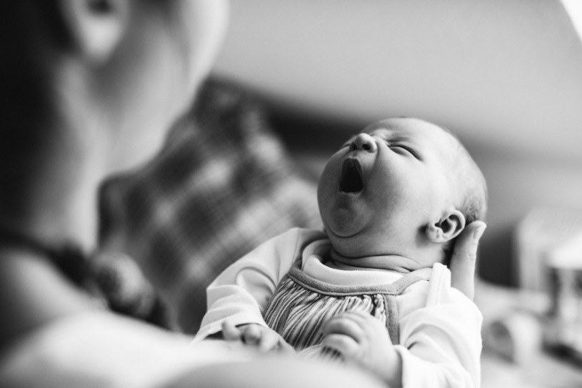 Potrząsanie niemowlęciem może doprowadzić nawet do jego śmierci /123RF/PICSEL