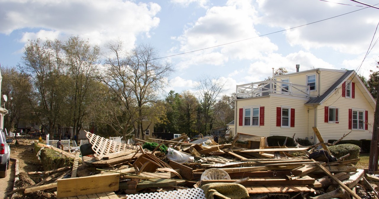 Potrzeba setek tysięcy nowych domów po przejściu Sandy