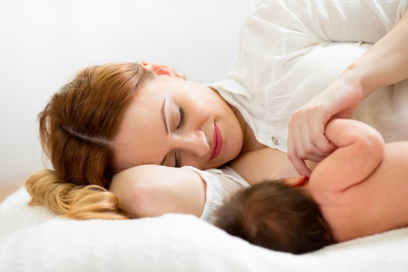 Potrzeba zwiększenia laktacji pojawia się zwykle wtedy, gdy dziecko jest mało aktywne przy piersi /123RF/PICSEL