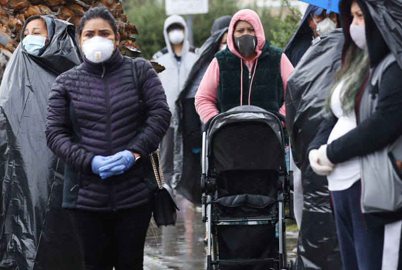 Potrzebujący jedzenia mieszkańcy Los Angeles czekają przed Bankiem Żywności, pandemia koronawirusa, kwiecień 2020 /MARIO TAMA / GETTY IMAGES NORTH AMERICA / Getty Images via AFP /PAP