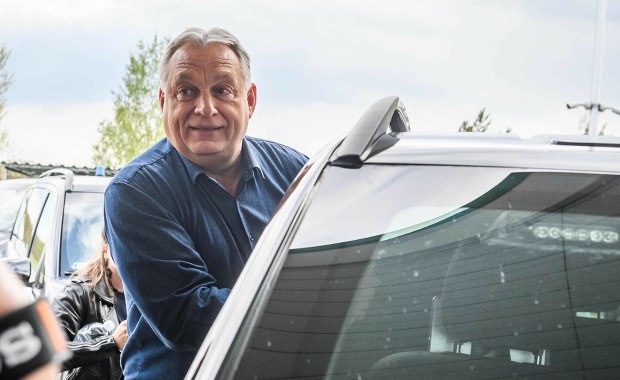 „Potrzebujemy pewnej ręki”. Orban mobilizuje wyborców i oskarża opozycję