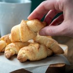 Potrzebujesz jajko, trochę mąki i twaróg. Po pół godziny masz boskie rogaliki 