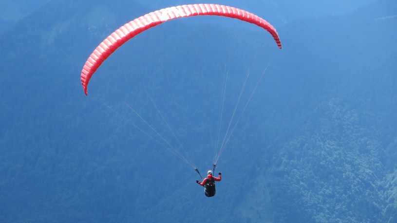 Potrzebujesz trochę adrenaliny? Spróbuj przelecieć się paralotnią