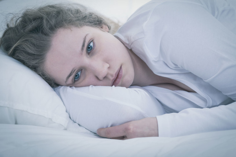 Potworne zmęczenie, senność i smutek, często mylone z przepracowaniem lub nawet depresją, mogą być objawami choroby Haszhimoto /123RF/PICSEL