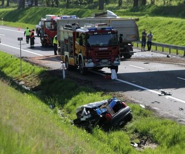Potworny wypadek koło Biskupca. Opel wbił się w tira