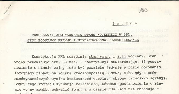 Poufne opracowanie "Przesłanki wprowadzenia stanu wojennego w PRL, jego podstawy prawne i międzynarodowe uwarunkowania", AAN, PZPR KC w Warszawie, sygn. XXXVI-2, s. 142 - 150. /Archiwum Akt Nowych