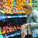 Powąchaj cebulę, zwróć uwagę na trzonek sałaty. 10 zasad zakupu owoców i warzyw